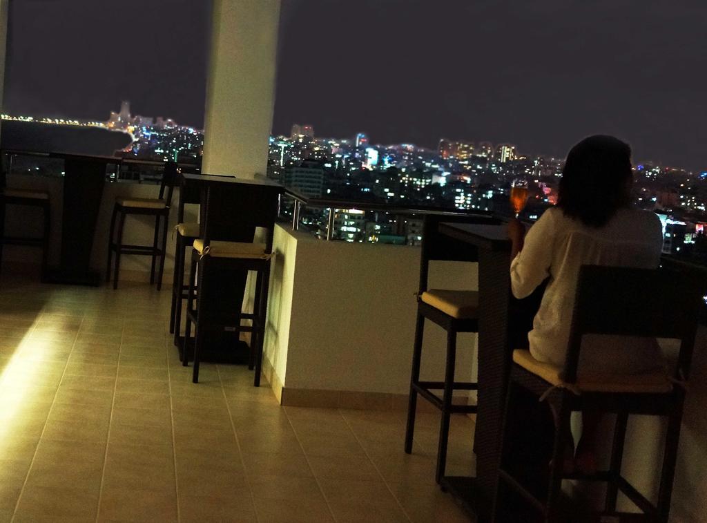 The Penthouse Above Sea Apartment Dehiwala-Mount Lavinia Bagian luar foto