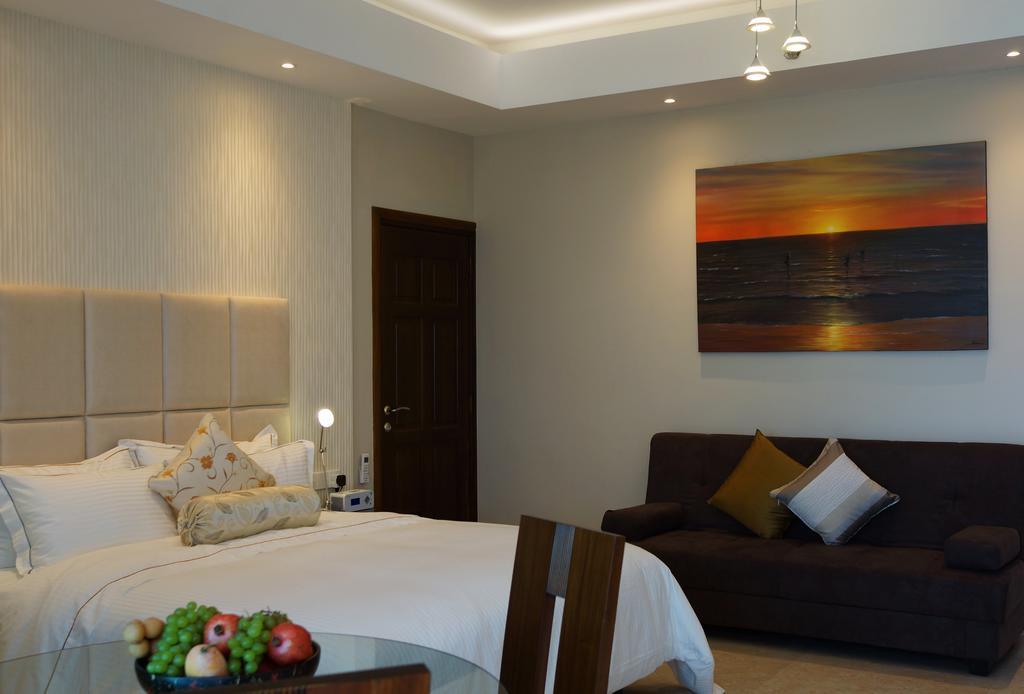 The Penthouse Above Sea Apartment Dehiwala-Mount Lavinia Bagian luar foto