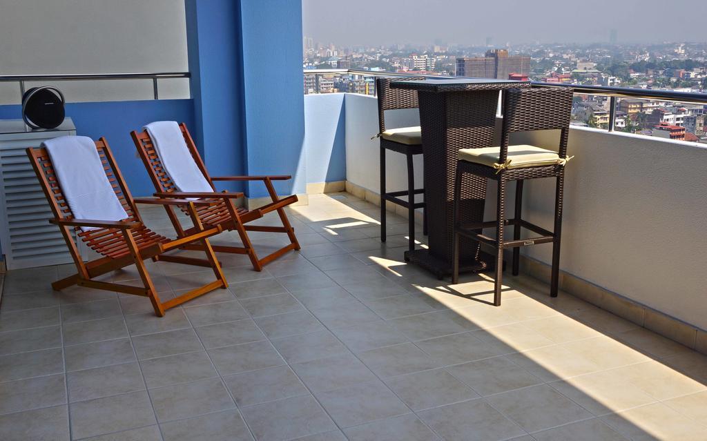 The Penthouse Above Sea Apartment Dehiwala-Mount Lavinia Bagian luar foto