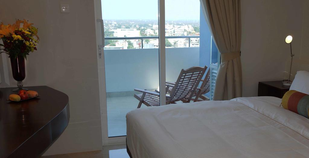The Penthouse Above Sea Apartment Dehiwala-Mount Lavinia Bagian luar foto