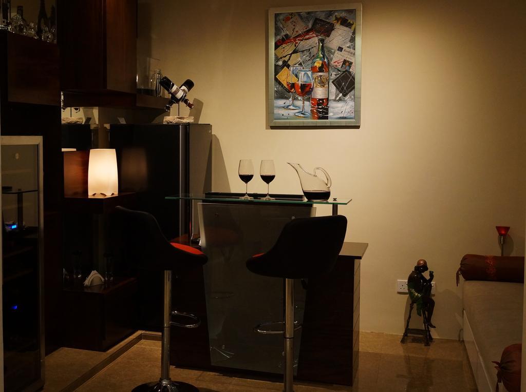 The Penthouse Above Sea Apartment Dehiwala-Mount Lavinia Bagian luar foto