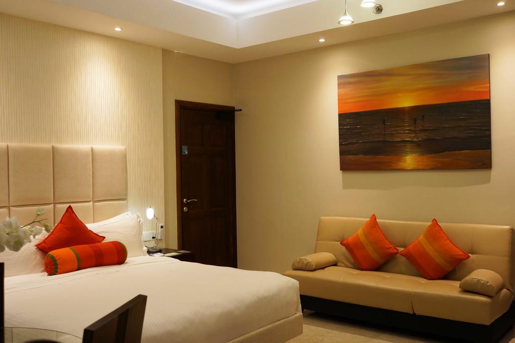 The Penthouse Above Sea Apartment Dehiwala-Mount Lavinia Bagian luar foto