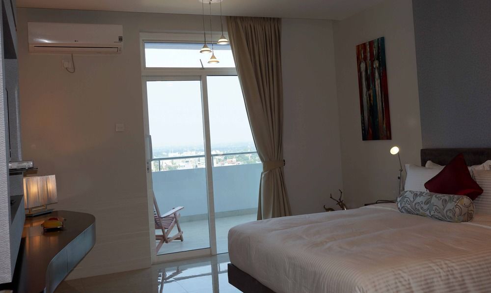 The Penthouse Above Sea Apartment Dehiwala-Mount Lavinia Bagian luar foto
