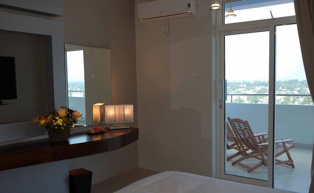 The Penthouse Above Sea Apartment Dehiwala-Mount Lavinia Bagian luar foto