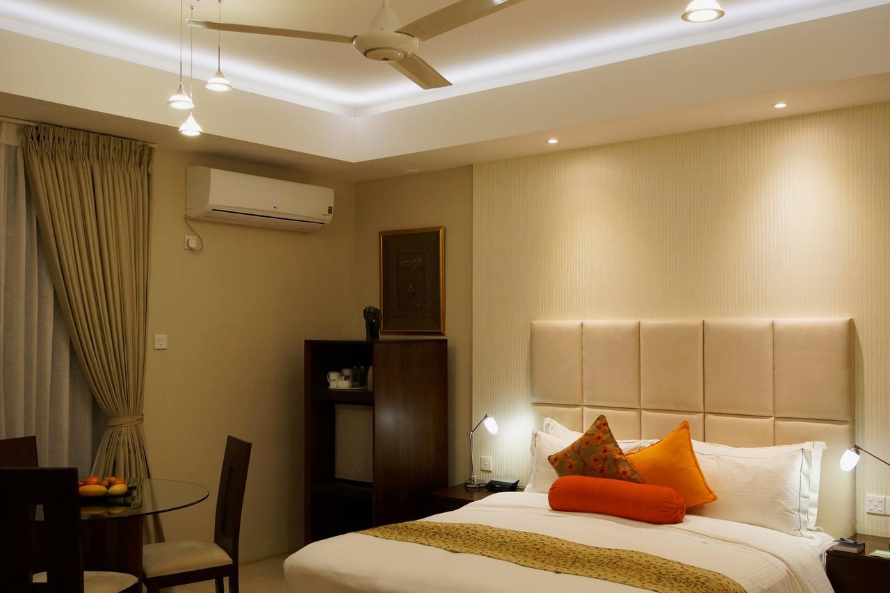 The Penthouse Above Sea Apartment Dehiwala-Mount Lavinia Bagian luar foto