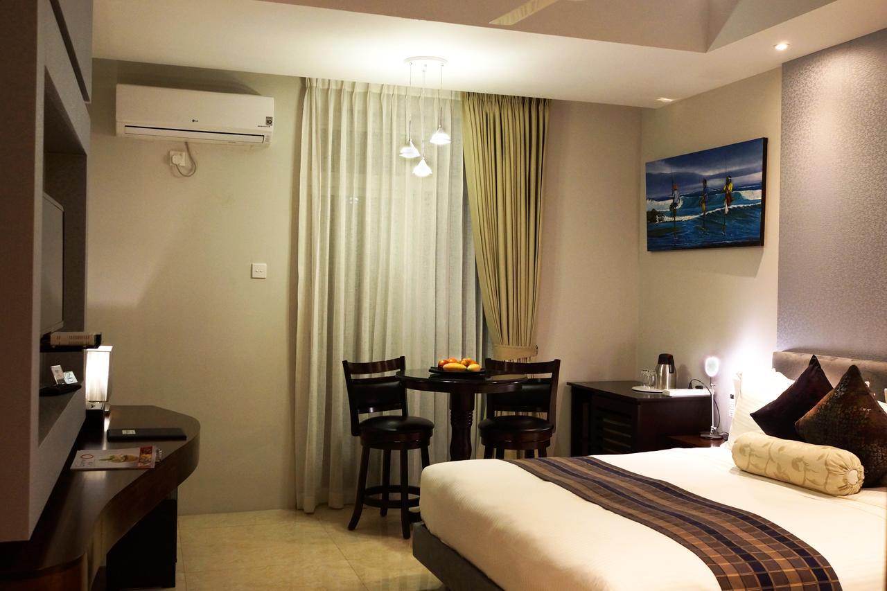 The Penthouse Above Sea Apartment Dehiwala-Mount Lavinia Bagian luar foto