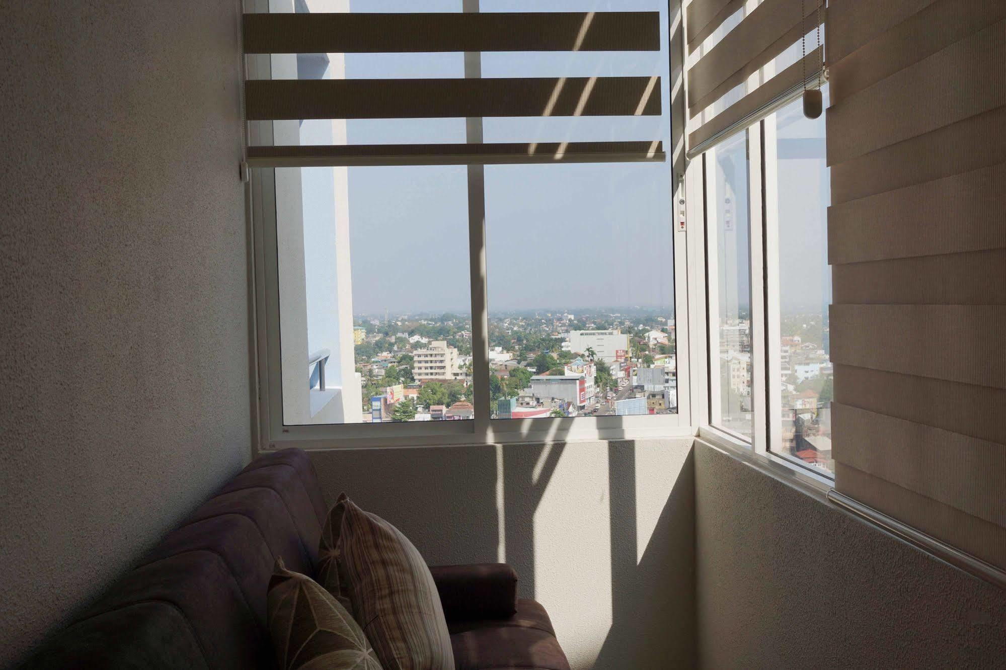 The Penthouse Above Sea Apartment Dehiwala-Mount Lavinia Bagian luar foto