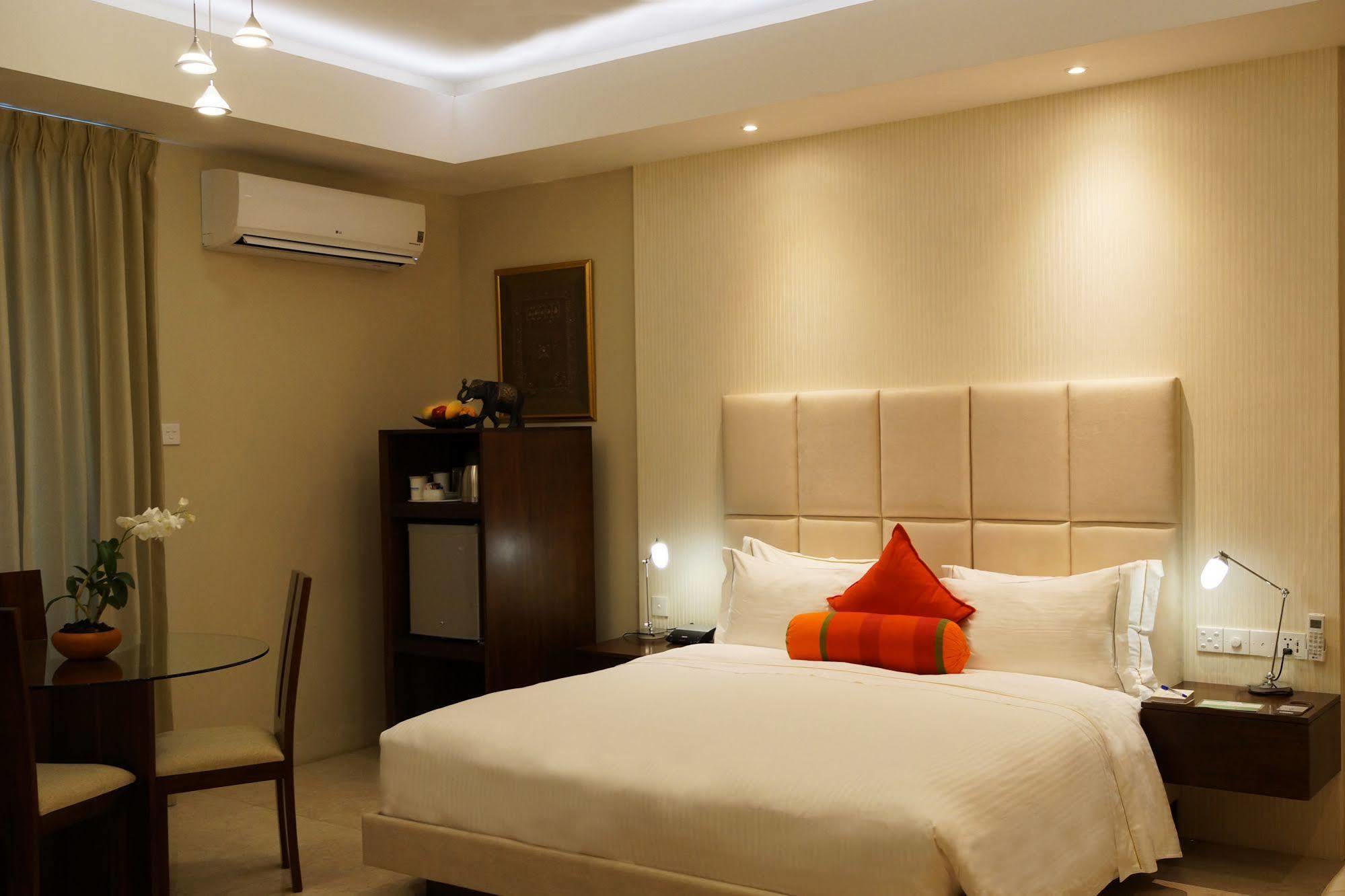 The Penthouse Above Sea Apartment Dehiwala-Mount Lavinia Bagian luar foto