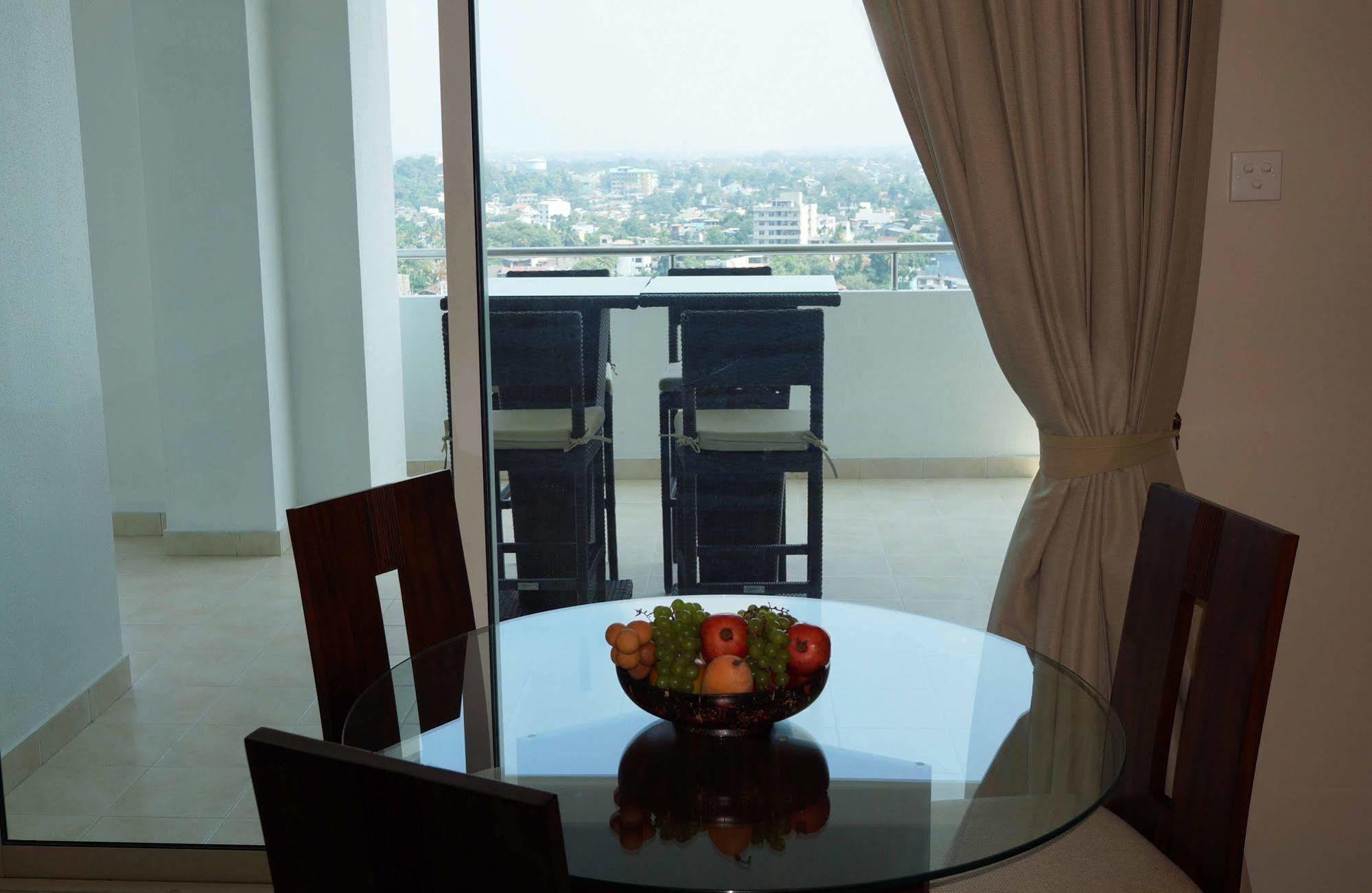 The Penthouse Above Sea Apartment Dehiwala-Mount Lavinia Bagian luar foto