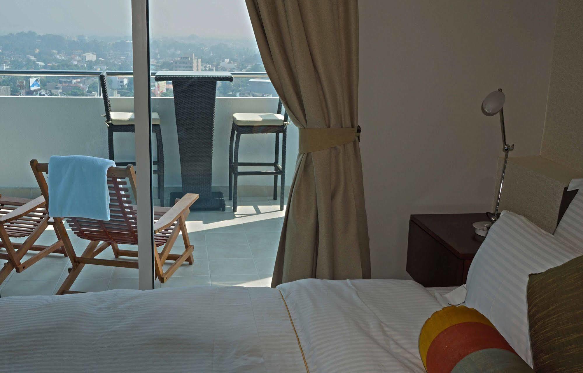 The Penthouse Above Sea Apartment Dehiwala-Mount Lavinia Bagian luar foto