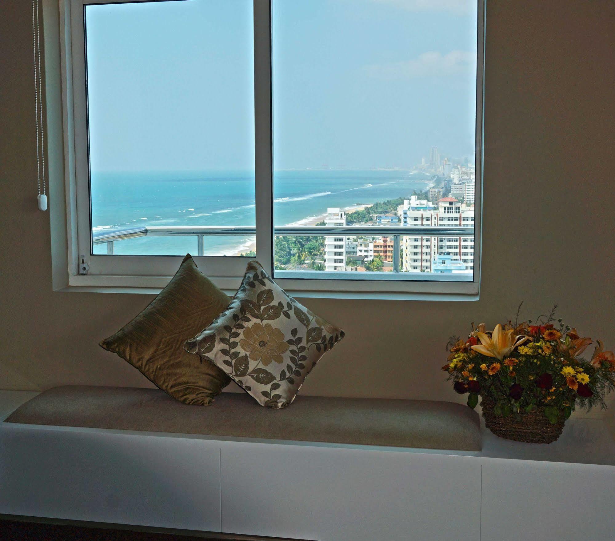 The Penthouse Above Sea Apartment Dehiwala-Mount Lavinia Bagian luar foto