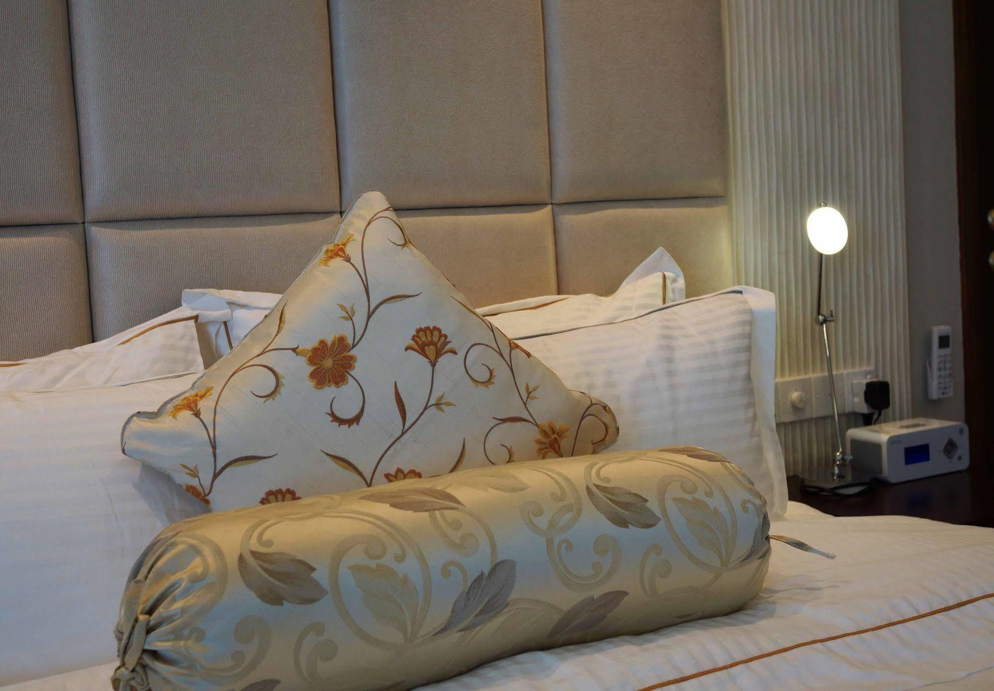 The Penthouse Above Sea Apartment Dehiwala-Mount Lavinia Bagian luar foto