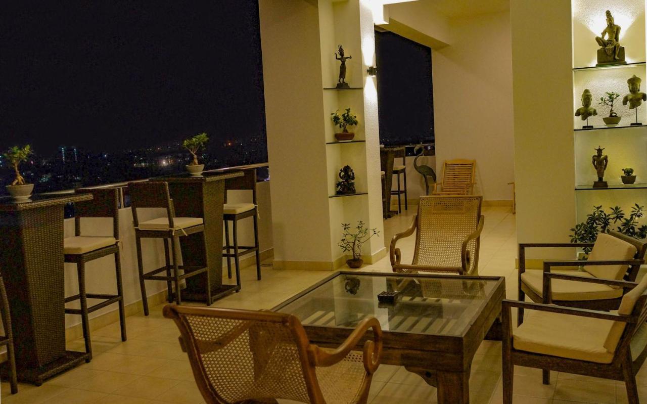 The Penthouse Above Sea Apartment Dehiwala-Mount Lavinia Bagian luar foto
